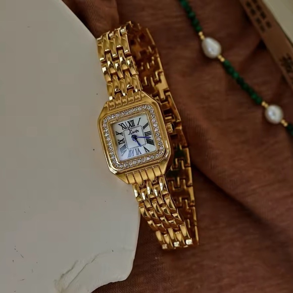 Panthere Elegant Gold Watch main image 8